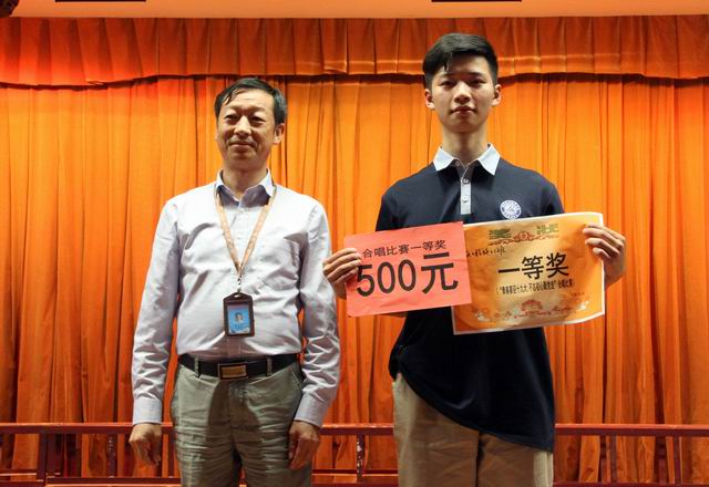 20170525034814972.jpg 調(diào)整大小 10、吳良照書(shū)記給獲得一等獎(jiǎng)的代表隊(duì)頒獎(jiǎng).jpg