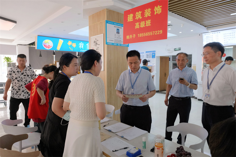 院領導深入兩湖校區 (1).jpg 院領導深入兩湖校區 (1).jpg